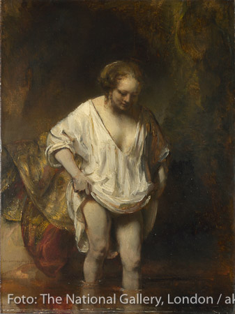 1557025